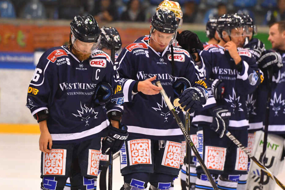 Niedergeschlagene Eislöwen nach dem Derby gegen Crimmitschau am Freitagabend.