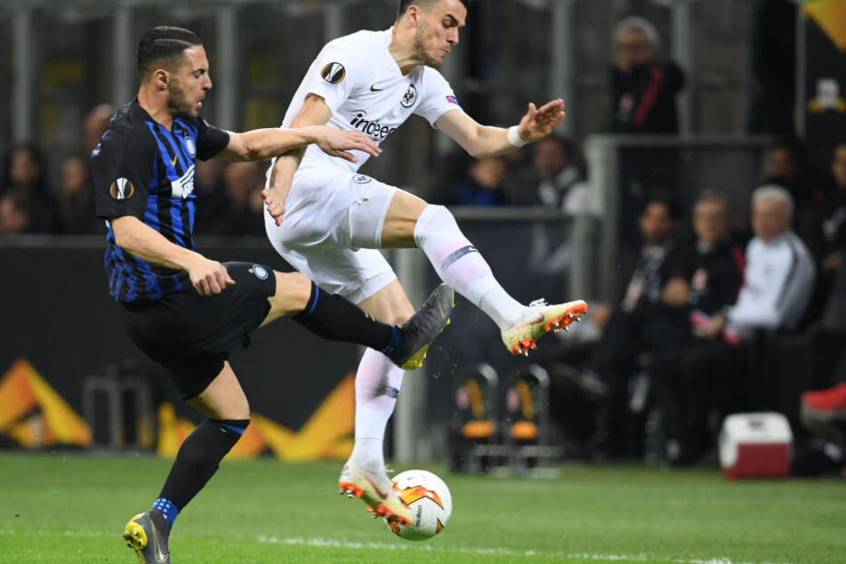 Filip Kostic (re.) wirft sich in den Zweikampf mit Danilo D'Ambrosio.