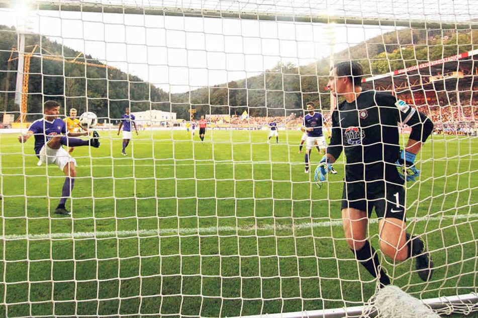 Julian Riedel als Retter: In dieser Szene schlägt der Youngster den Ball für seinen schon geschlagenen Keeper Martin Männel von der Linie.
