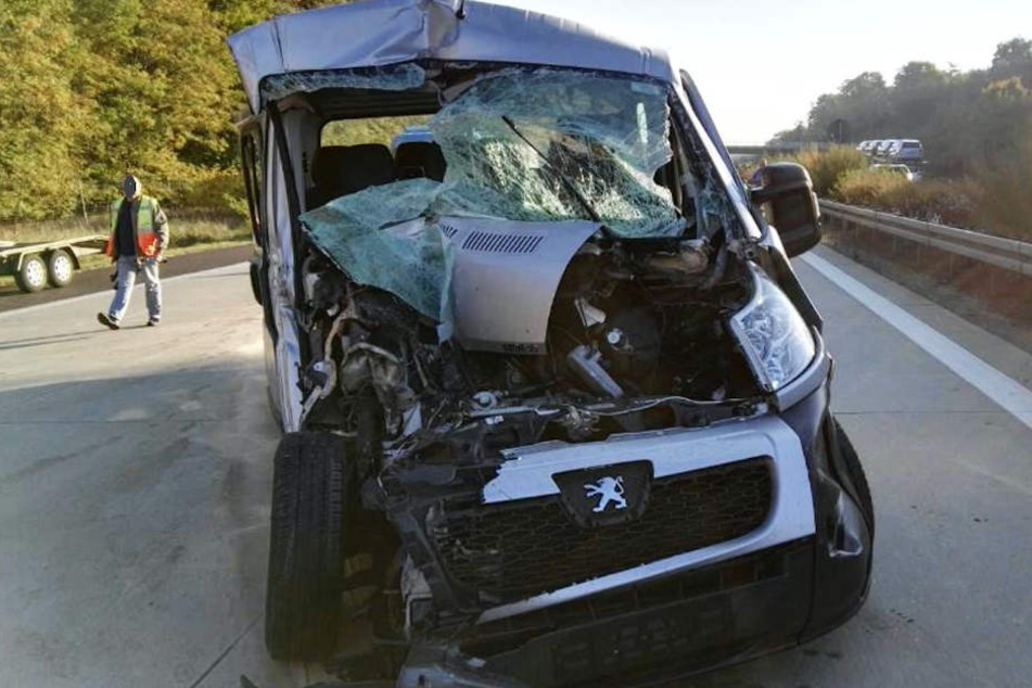 Das Auto wurde bei dem Unfall stark beschädigt.