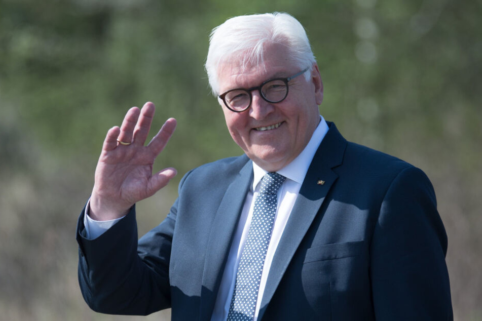 Bundespräsident Frank-Walter Steinmeier (63) winkt nach einer Podiumsdiskussion in die Kameras.