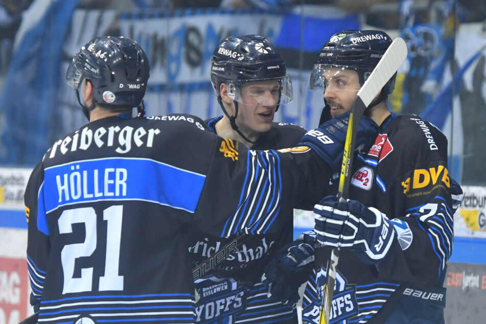 Alexander Höller, Arturs Kruminsch und Teemu Rinkinen freuen sich über den dritten Sieg in den Play-Offs.