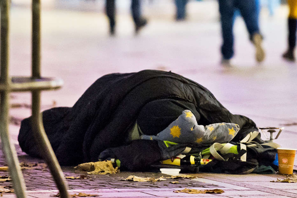 Der Obdachlose wurde von einem Auto erfasst und getötet. (Symbolbild)
