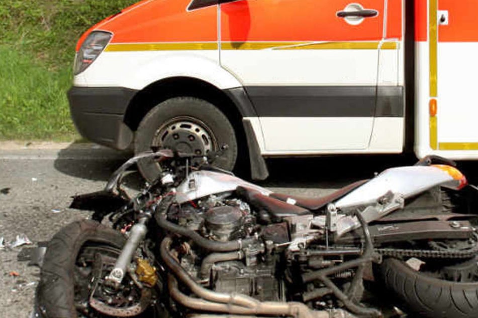 Der Motorradfahrer starb an der Unfallstelle. (Symbolbild)