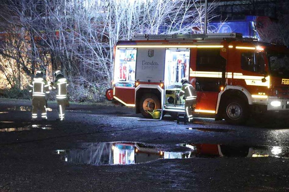 Die Feuerwehr rückte an, um den Brand in der Lok (hinten) zu löschen.
