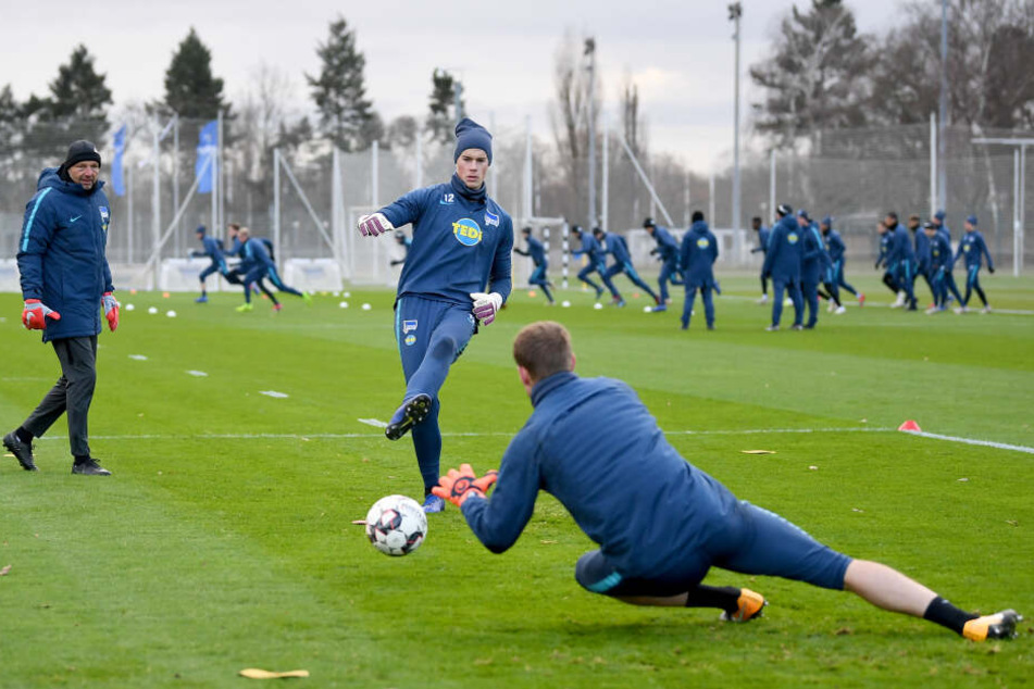 Torwart-Trainer Zsolt Petry (l.) beobachtet Dennis Smarsch (schießend) und Thomas Kraft (fallend) beim Training.