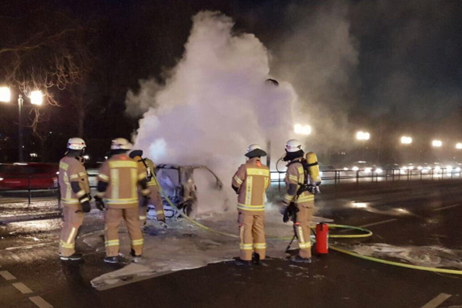 Als die Feuerwehr eintraf stand der Wagen komplett in Flammen.