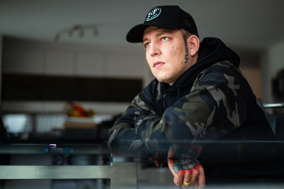 Marcel Eris, YouTuber, sitzt während eines Interviews in seiner Wohnung.