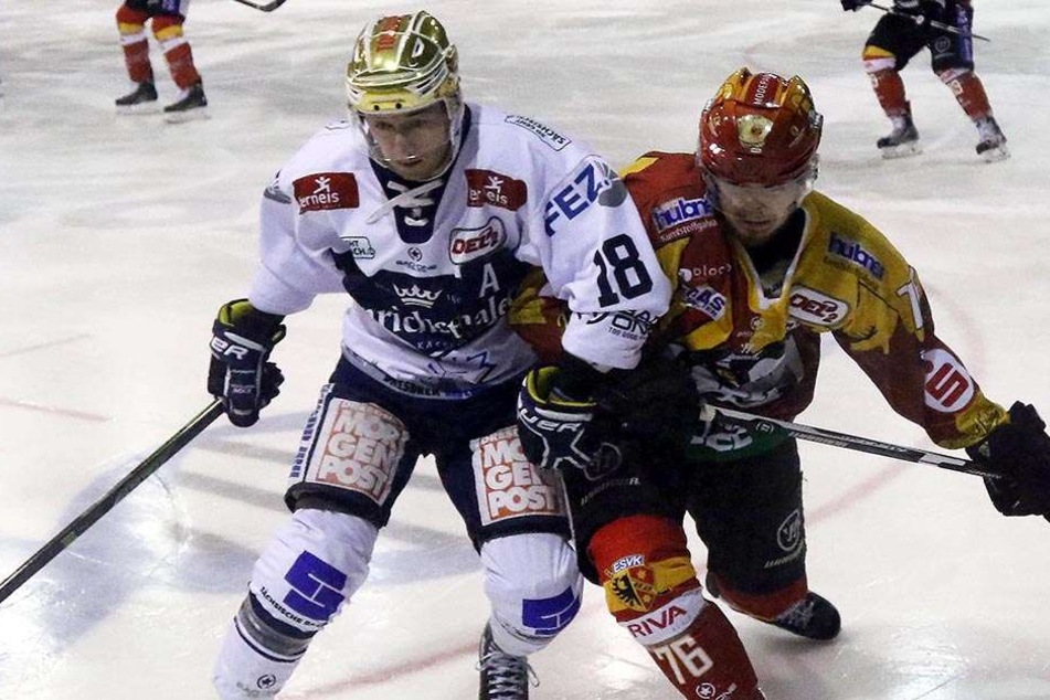 Der Dresdner Brendan Cook (l.) und Denis Pfaffengut im Zweikampf.