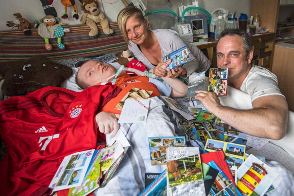 Der 21-jährige Marvin mit seiner Mutter Annika Treder und Pfleger Dirk Weibel.