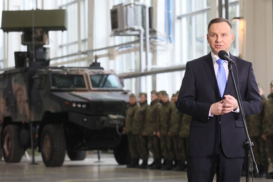 Polens Präsident Andrzej Duda spricht am 28. März 2018 nach der offiziellen Unterzeichnung des Kaufvertrags für eine Lieferung von zwei Boden-Luft-Raketensystemen vom Typ "Patriot" aus den USA.