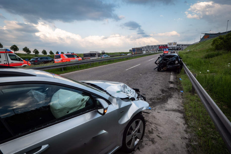Das Auto fuhr auf das vorausfahrende Auto auf.
