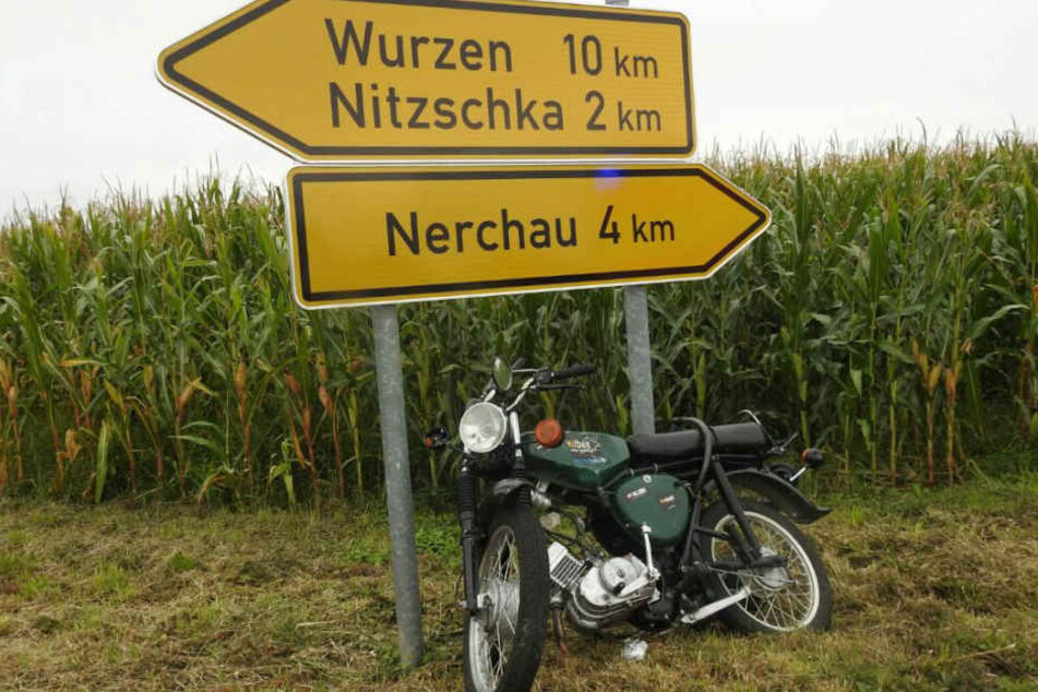 Nach dem schlimmen Kreuzungscrash stand die Simson des Unfallopfers an ein Straßenschild gelehnt.
