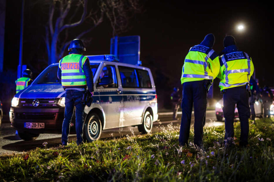 Polizisten kontrollieren an der Deutsch-Französischen Grenze in Kehl alle Fahrzeuge, die aus Straßburg heraus fahren.