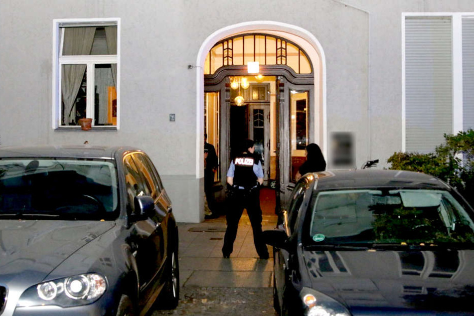 Die Polizei hat eine männliche Leiche in einer Wohnung in Berlin-Charlottenburg entdeckt.