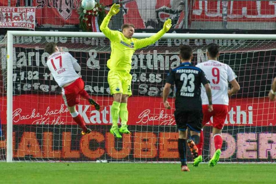 Hier klärte Michael Ratajczak unerlaubt mit der Hand außerhalb des Strafraums.