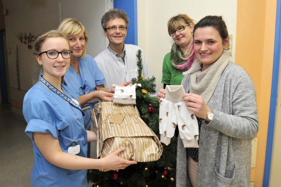 Andrea Gleisberg (34, v.r.) und Grit Heinrich (39) nähten Kleidung für Frühchen. Schwester Debora (23v.l.), Schwester Gabi (60) und Chefarzt Axel Hübler (49) freuten sich.