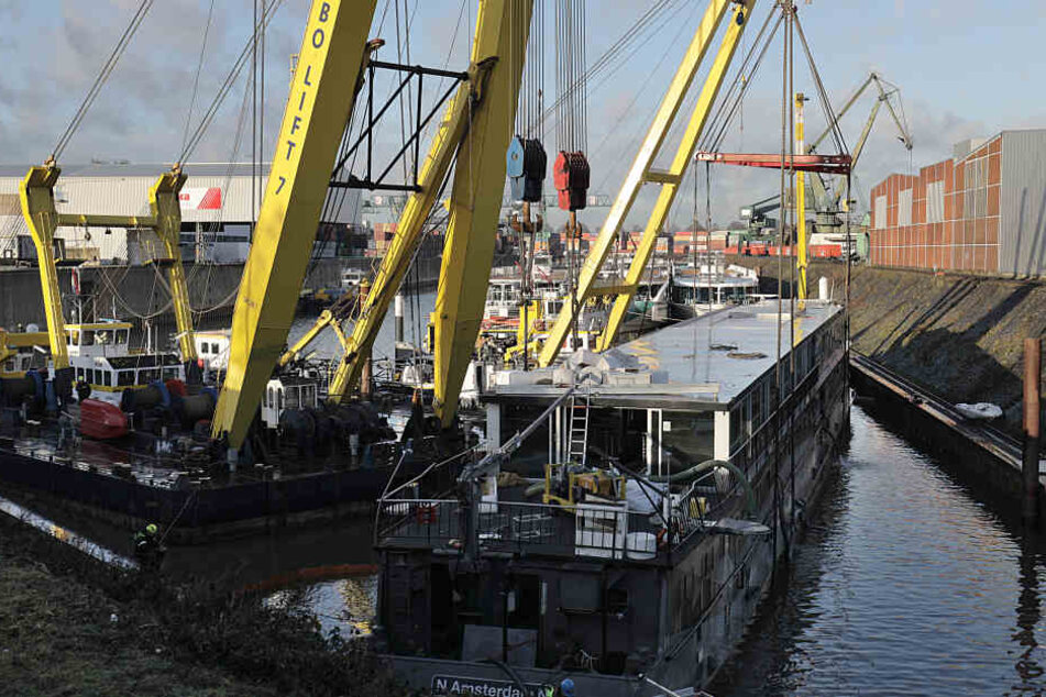 Das geborgene Schiff im Hafen in Köln-Niehl.