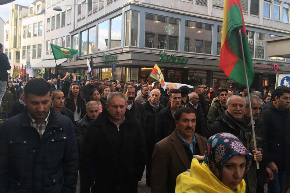 Viele Kurden versammelten sich am Samstag, um gegen Erdogan zu demonstrieren.