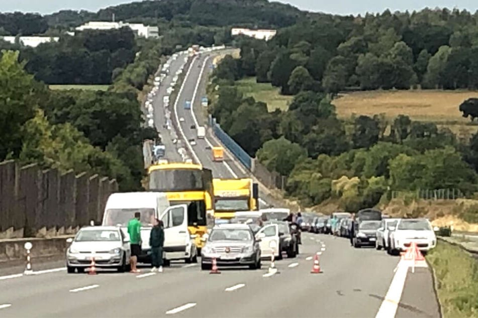 Der Verkehr staut sich an der Unfallstelle.