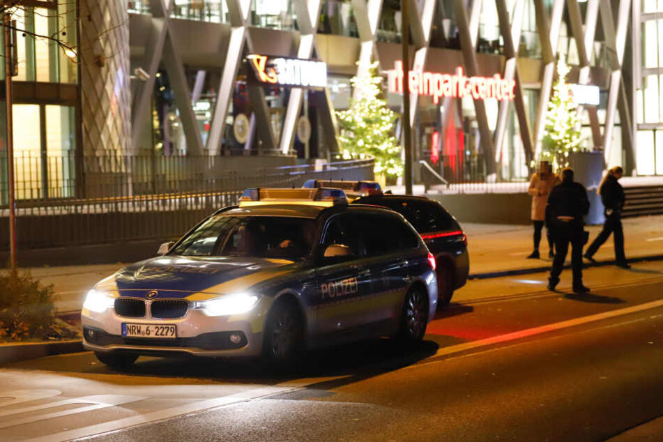 Die Täter raubten dem Mann eine Tasche mit einem hohen Bargeldbetrag.