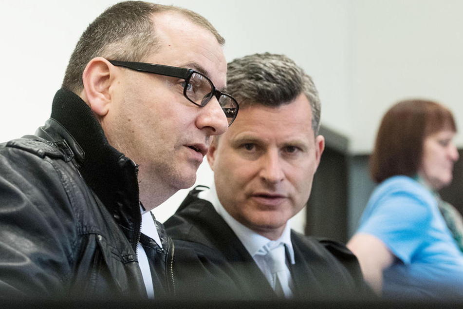 Wilfried W. (l., 47) und Angelika W. (r., 48) sind wegen Mordes durch Unterlassen angeklagt.