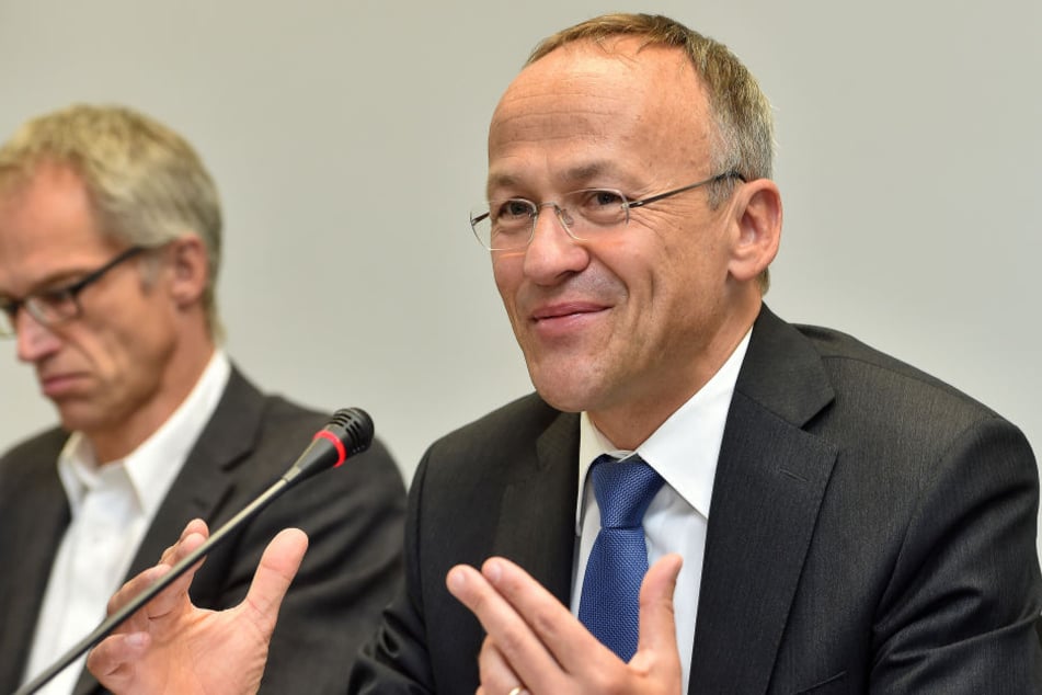 Schulbürgermeister Peter Lames (52, SPD) stellte gestern den Entwurf für den
Schulnetzplan 2017 vor.