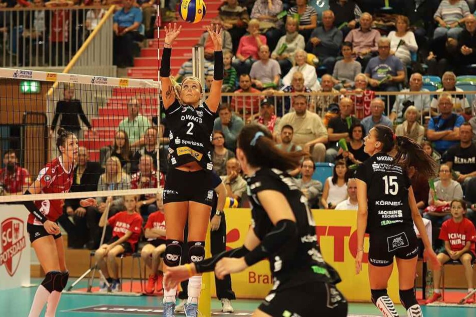 Zum Saisonauftakt verlor der DSC 2:3 in Potsdam. Hier streckt sich Mareen Apiz beim Zuspiel. Mittelblockerin Ivana Mrdak (15) ist derzeit verletzt.