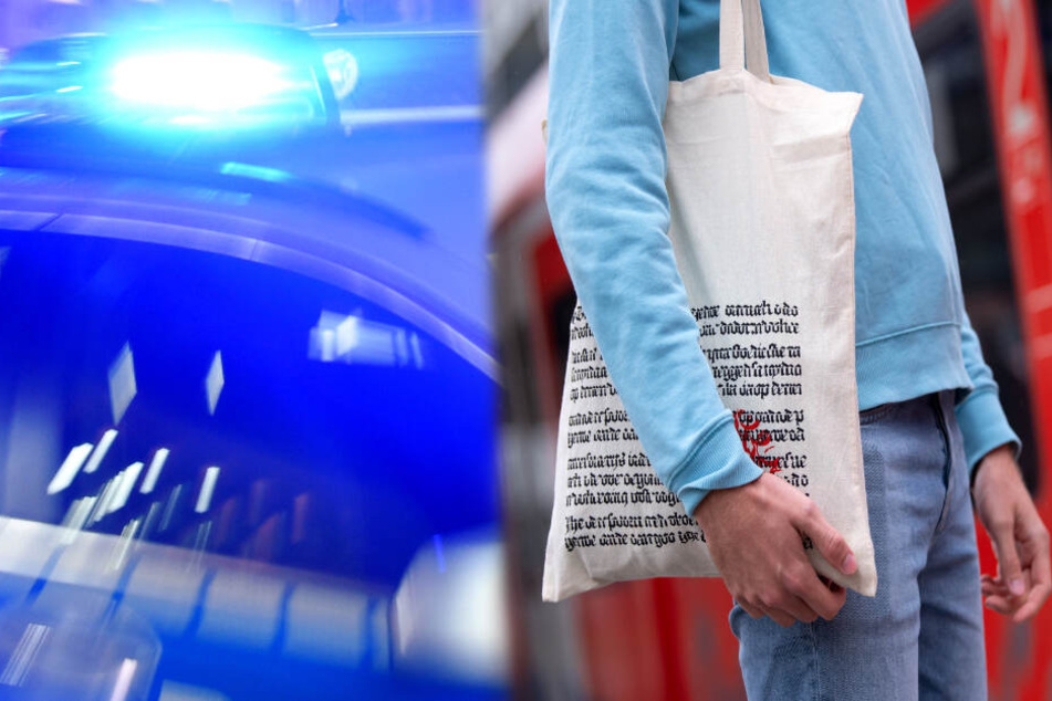 Der Mann wartete am Gleis auf seinen Zug.