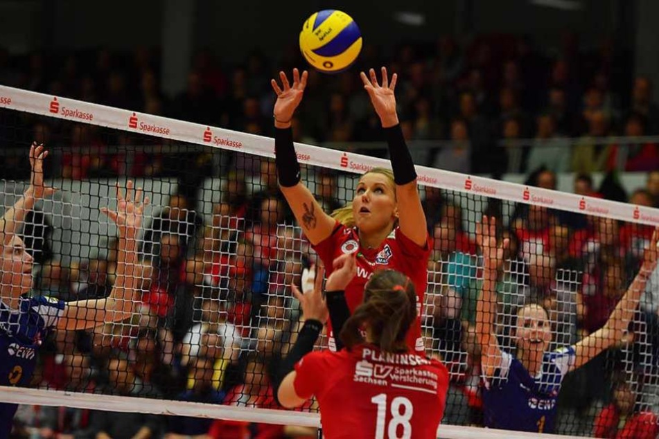 Mareen Apitz ist in Top-Form. Voll konzentriert bis in die Fingerspitzen spielt sie hier im dritten Viertelfinal-Duell gegen Potsdam den Ball zu.