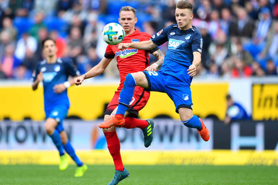 Hoffenheims Dennis Geiger (r) und Berlins Ondrej Duda kämpfen um den Ball.