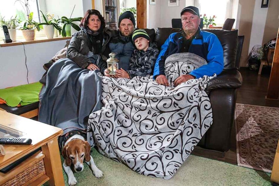 Sie mussten 32 Stunden ohne Strom
ausharren, behalfen sich schließlich mit einem Notaggregat: Beatrix Lange (38)
mit Ehemann Andreas (48) und Sohn Valentino (10), rechts Nachbar Frank
Anderssohn (62).