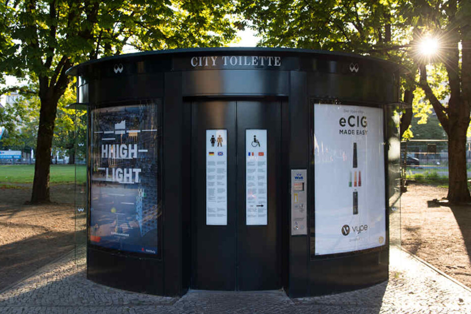 Eine der 170 vollautomatischen City-Toiletten in Berlin.