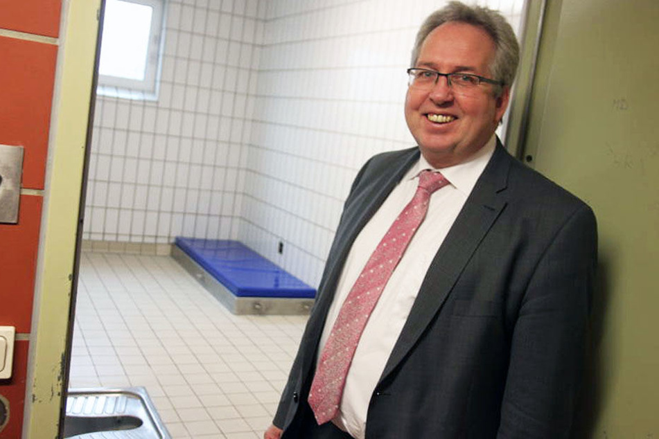 Auch Landrat Jürgen Müller überzeugte sich schon von den Zellen. Die sind wenig komfortabel: Eine plastikbezogene Matratze und eine Stehtoilette - mehr gibt es nicht!