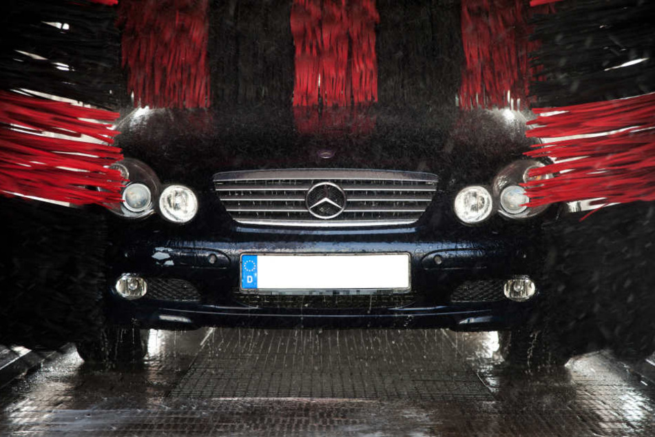Die Frau wollte auf den Beifahrersitz klettern, weil sie das Auto allein nicht rückwärts aus der Waschanlage bekam. Sie hinterließ Verwüstung. (Symbolbild)