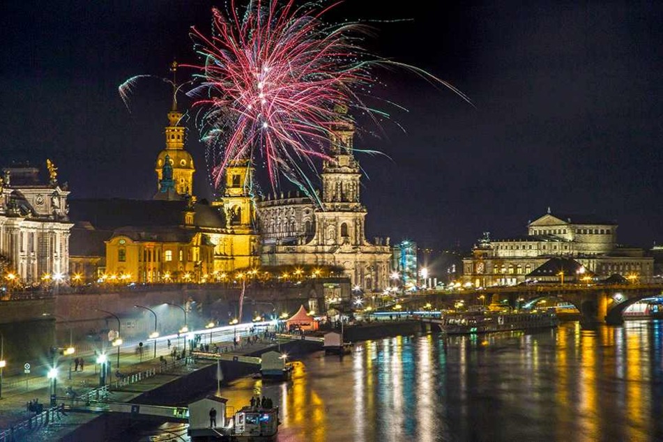 Silvesterfeuerwerk in Elbflorenz: Die Brühlsche Terrasse ist eine der beliebtesten Baller- und Partymeilen.
