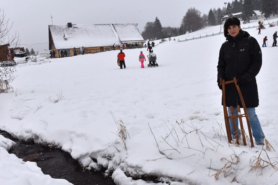 Jutta Neumanns (61) Enkel (3) stürzte mit dem Schlitten in den Bach, fiel in das eiskalte Wasser. Der Unfall war kein Einzelfall.
