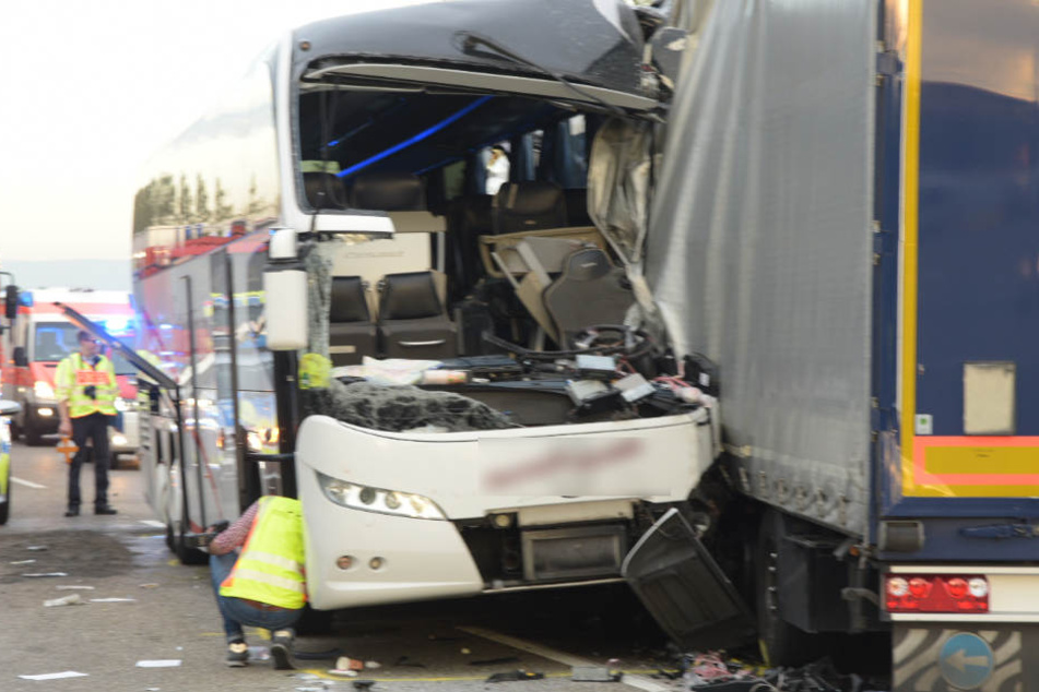 Der Unfall forderte 18 Verletzte, darunter neun schwer.