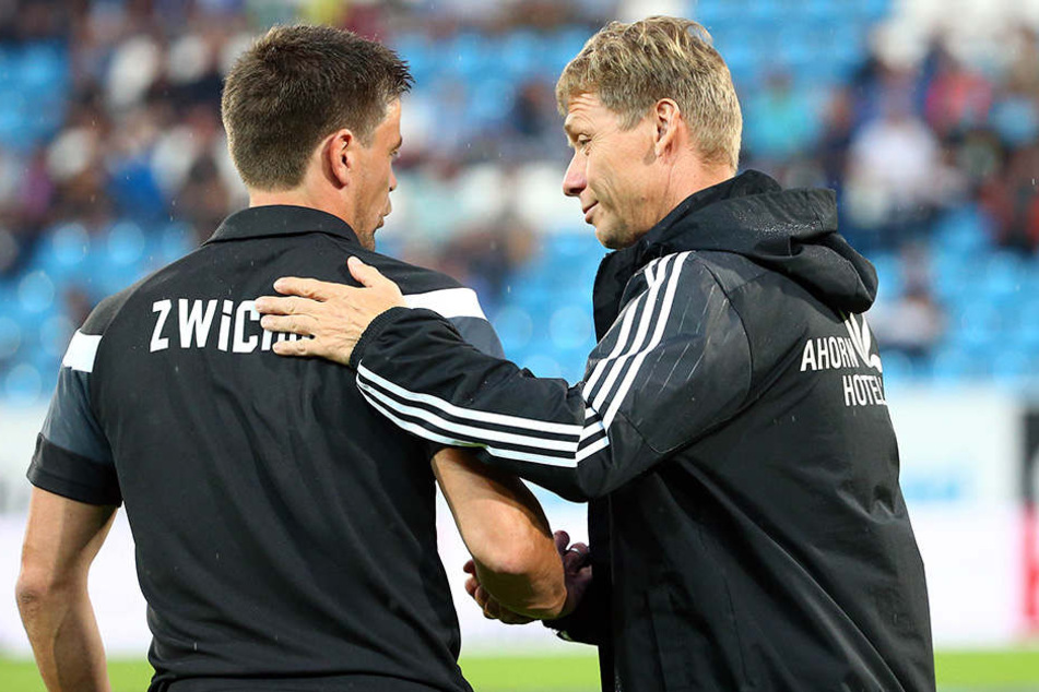 Vor dem Spiel gab es ein faires Shakehands zwischen Zwickau-Coach Torsten Ziegner (l.) und CFC-Trainer Sven Köhler (r.).