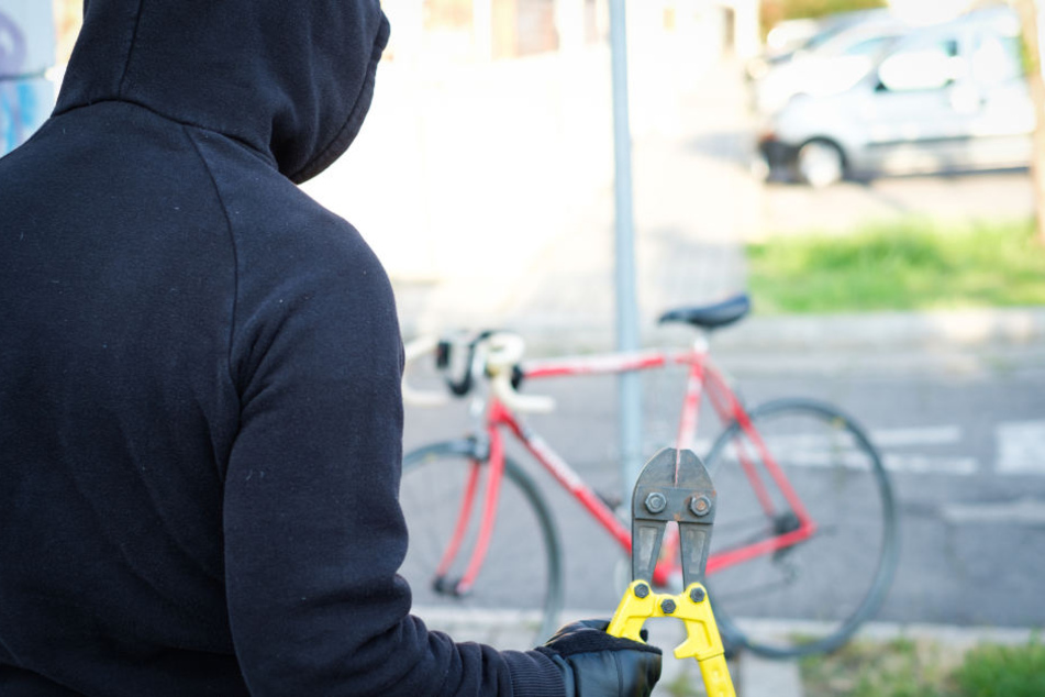 Der Mann hatte unter anderem Werkzeug zum Stehlen von Fahrrädern dabei. (Symbolbild)