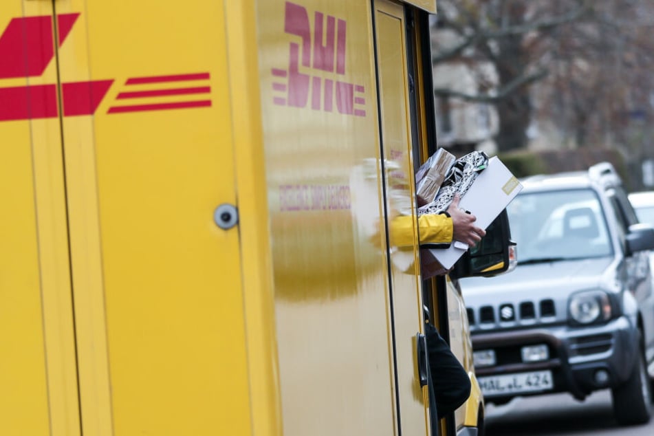 Ein DHL-Paketbote bei der Arbeit.