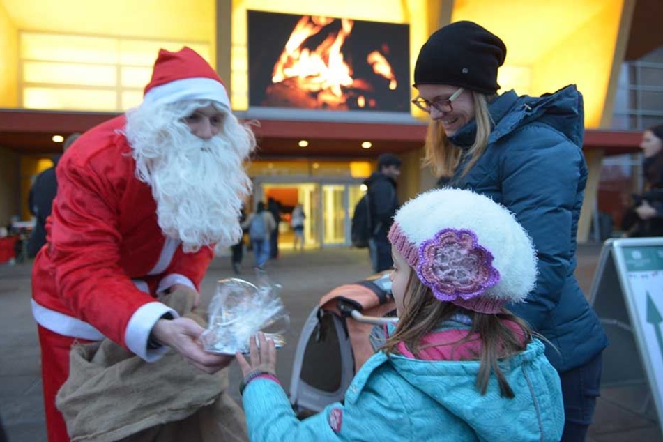 Marit (6) hatte Glück und ergatterte ein Geschenk auf dem Weihnachtsmarkt der TU Chemnitz.