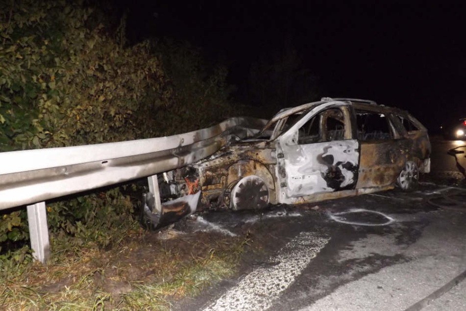 Der Renault brannte völlig aus, während der Fahrer seelenruhig schlief.