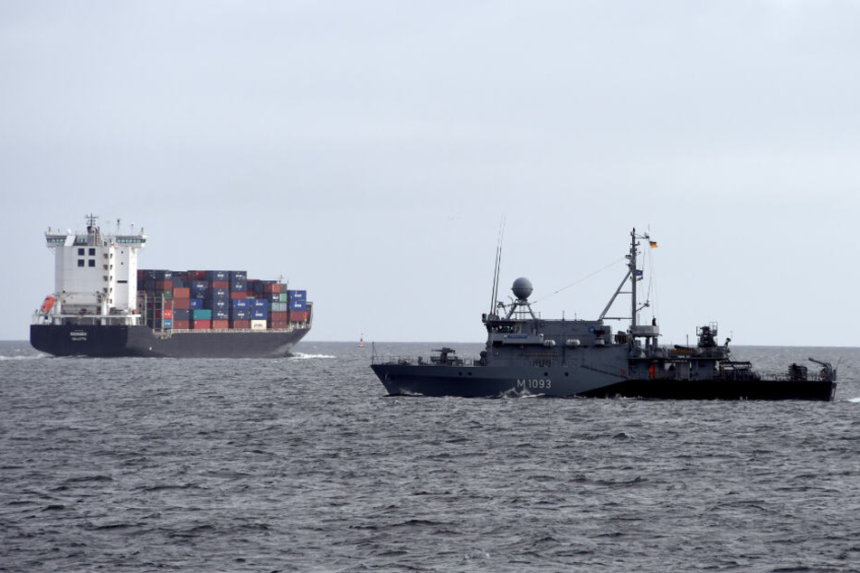 Eine Militärschiff sucht in der Ostsee nach Munitionsresten.