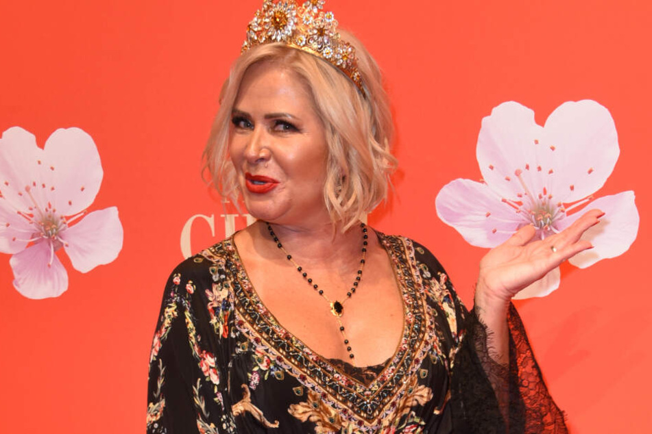 Die Designerin Claudia Effenberg (54) kommt mit Krone zur Gala des Mon Cheri Barbara Tages in München.