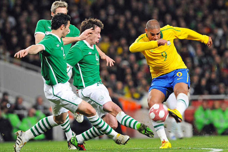 War trotz seiner privaten Probleme einer der besten Stürmer seiner Generation: Adriano (r.), hier im Trikot der brasilianischen Nationalmannschaft.