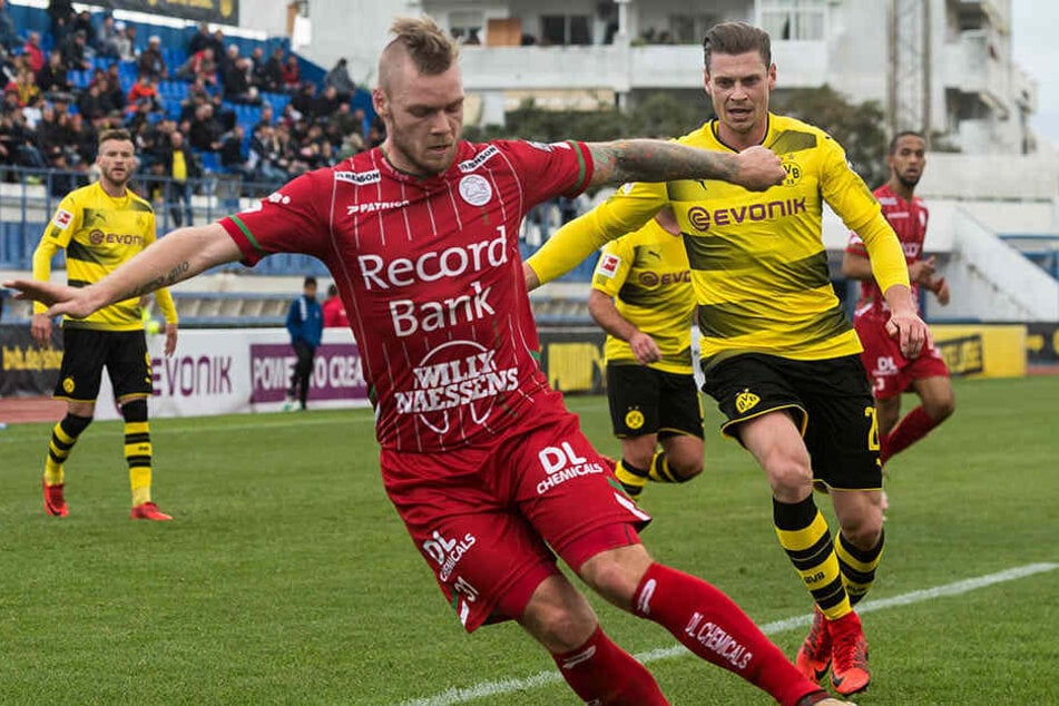 Brian Hamalainen (29, vorn) schirmt den Ball vor dem Dortmunder Christian Pulisic ab.