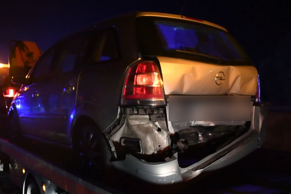 Sieben Personen saßen in dem Opel Zafira.