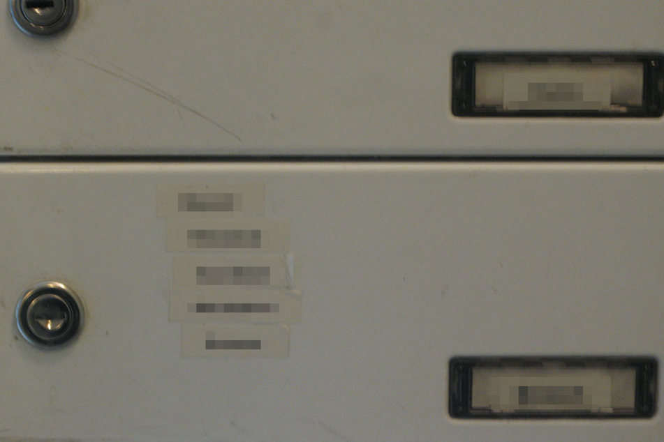 Der Briefkasten der Araber-WG: Fünf Namen stehen noch dran, ein sechster wurde entfernt - Al-Bakr?