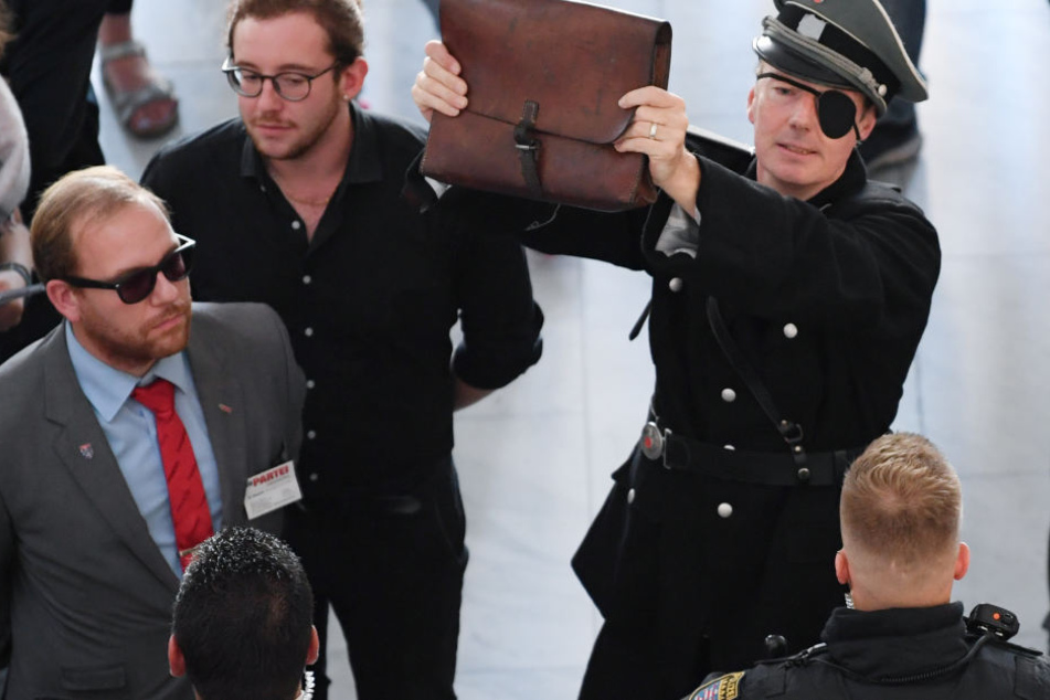 Europaabgeoordneter und Satiriker Martin Sonneborn tauchte in einer Kostümierung auf, die an Hitler Attentäter Claus Schenk Graf von Stauffenberg erinnerte.
